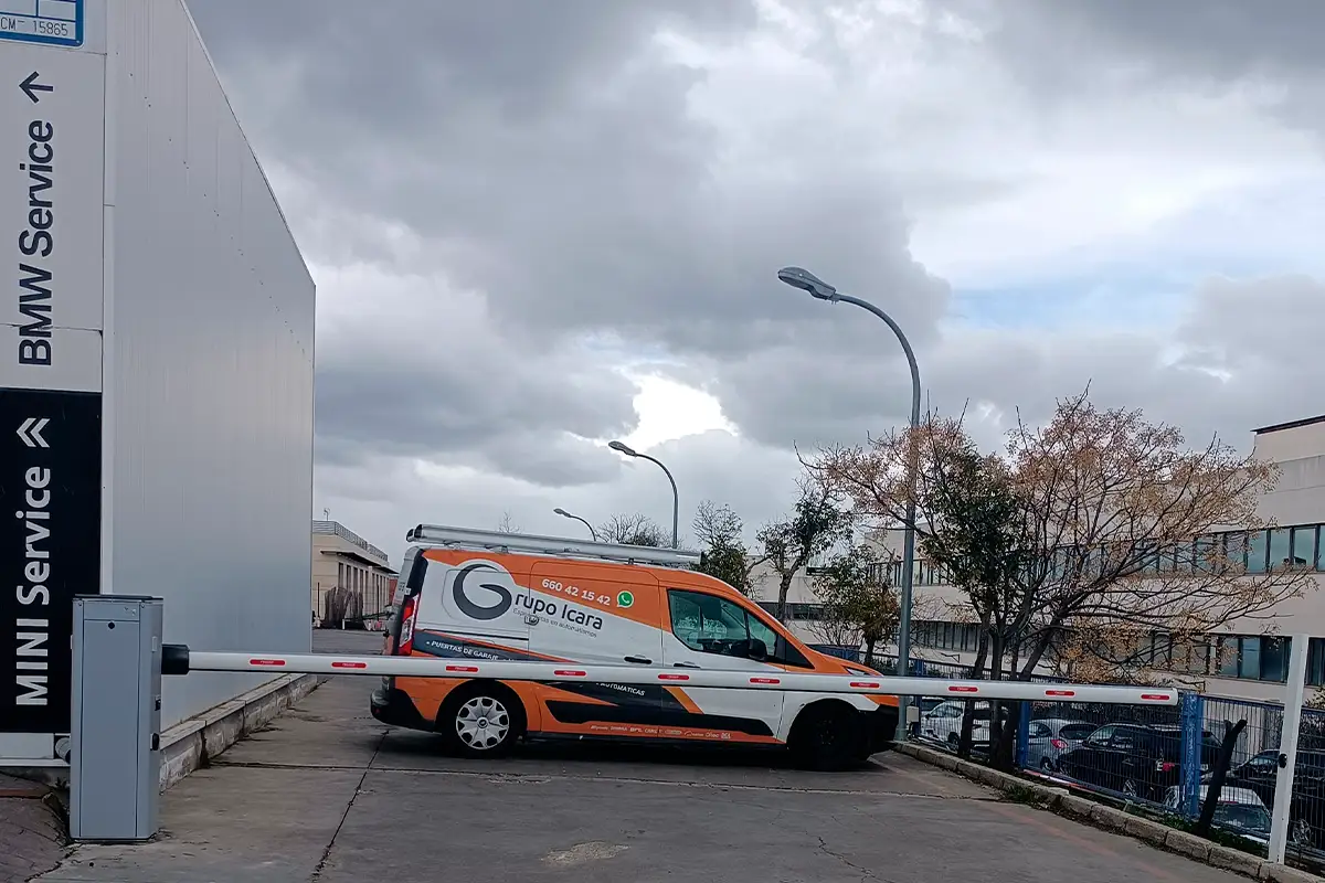 Integración de barreras de parking con reconocimiento de matrículas