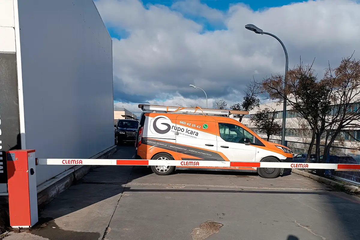 Integración de barreras de parking con reconocimiento de matrículas