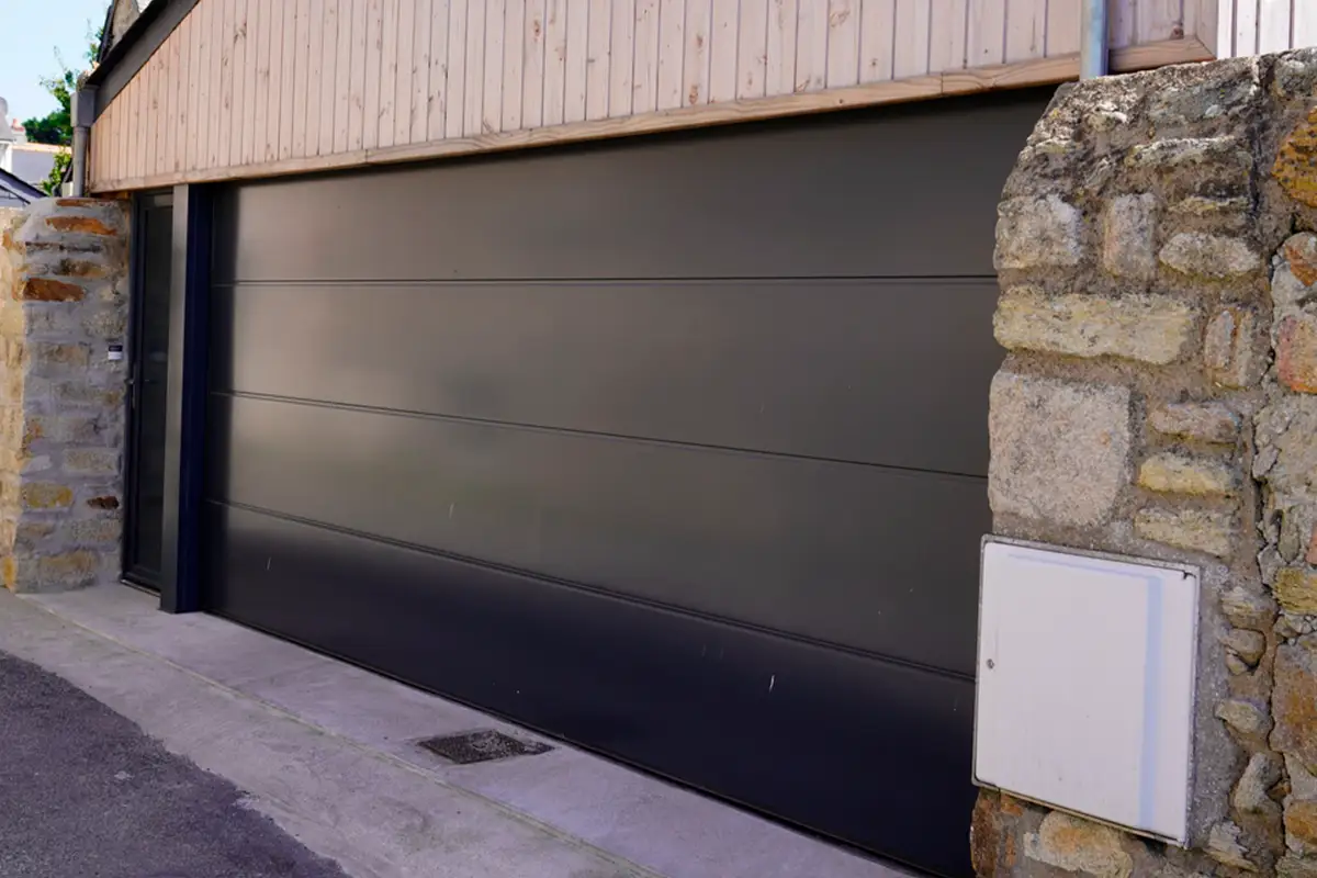 ¿Cuál es el mejor material para tu puerta de garaje: acero o aluminio?