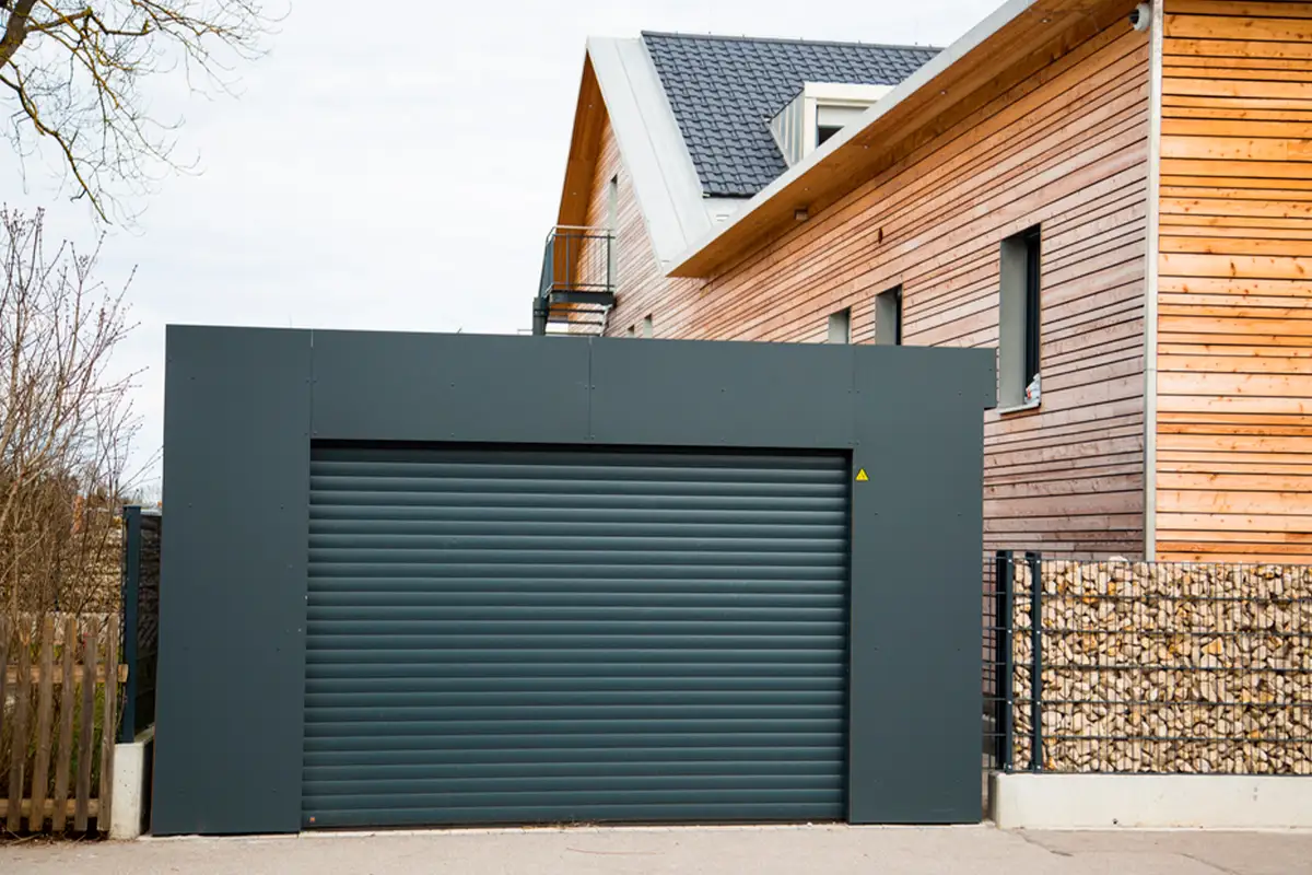 ¿Cuál es el mejor material para tu puerta de garaje: acero o aluminio?