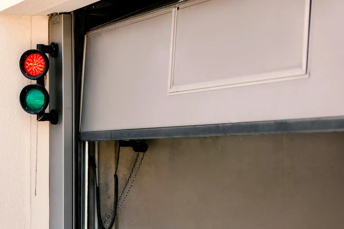 ¿Por qué usar semáforos en puertas automáticas de tu comercio?