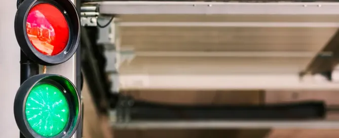 ¿Por qué usar semáforos en puertas automáticas de tu comercio?