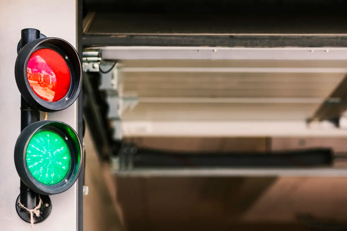 ¿Por qué usar semáforos en puertas automáticas de tu comercio?