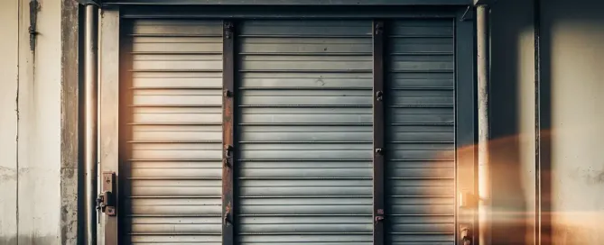 Accidentes con puertas automáticas industriales: Procedimientos de seguridad inmediatos