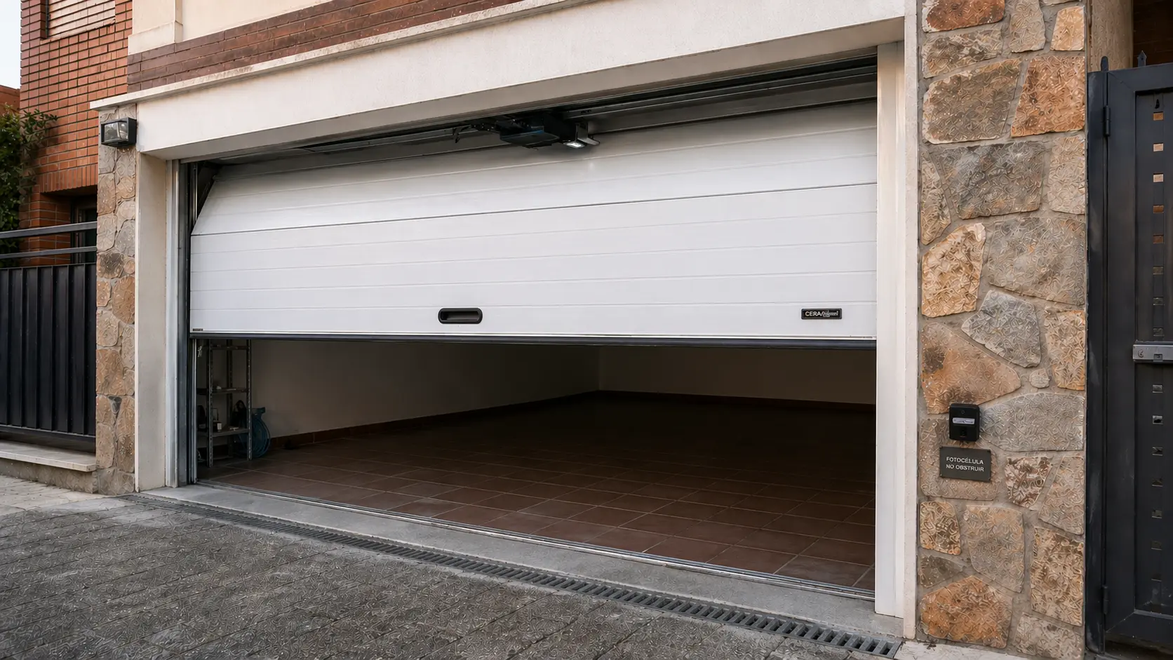 Cuando modernizar una puerta automatica antigua sin sustituirla por completo en 2026